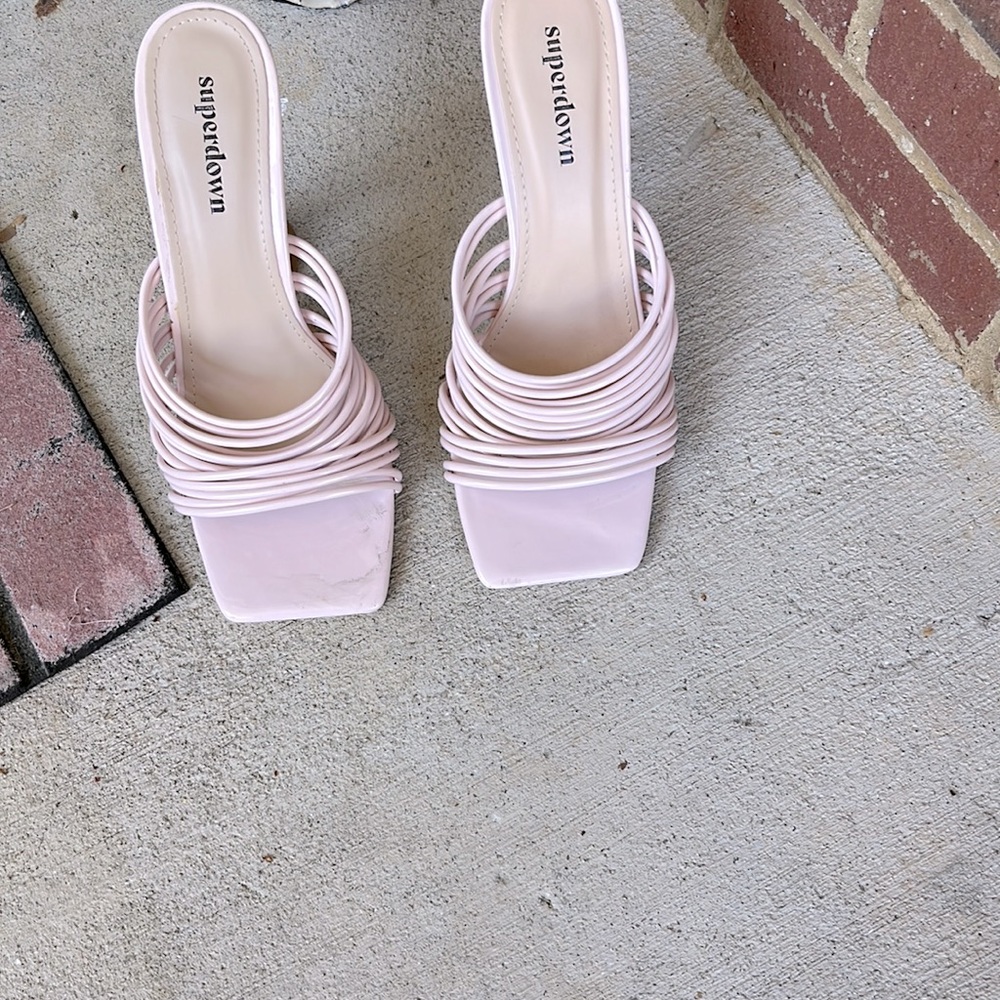 NWOT Pink size 9 Superdown heels .